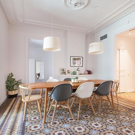 6 Dormitorios En Apartamento Modernista En El Corazon De Barcellona Esterno foto
