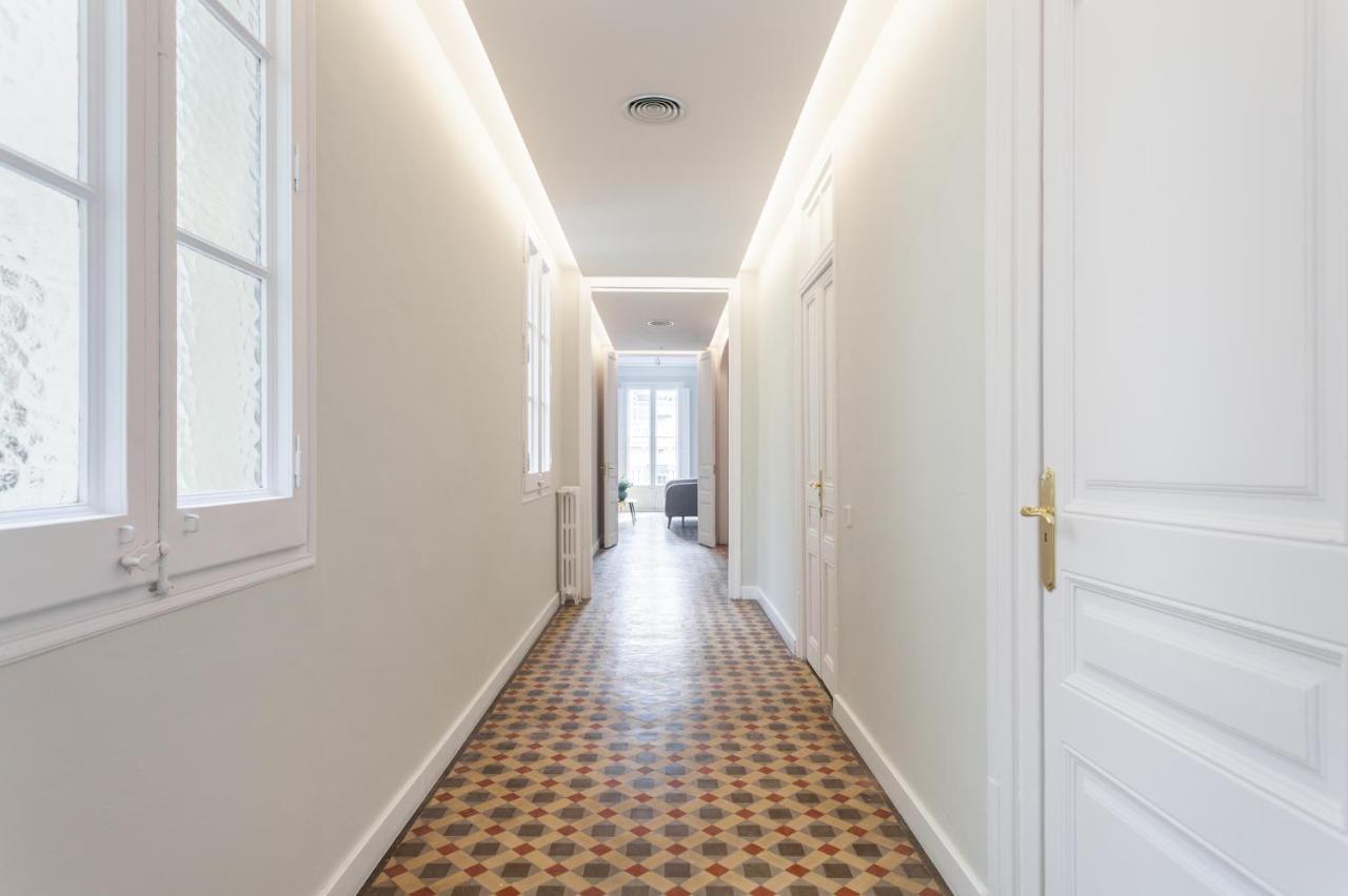6 Dormitorios En Apartamento Modernista En El Corazon De Barcellona Esterno foto
