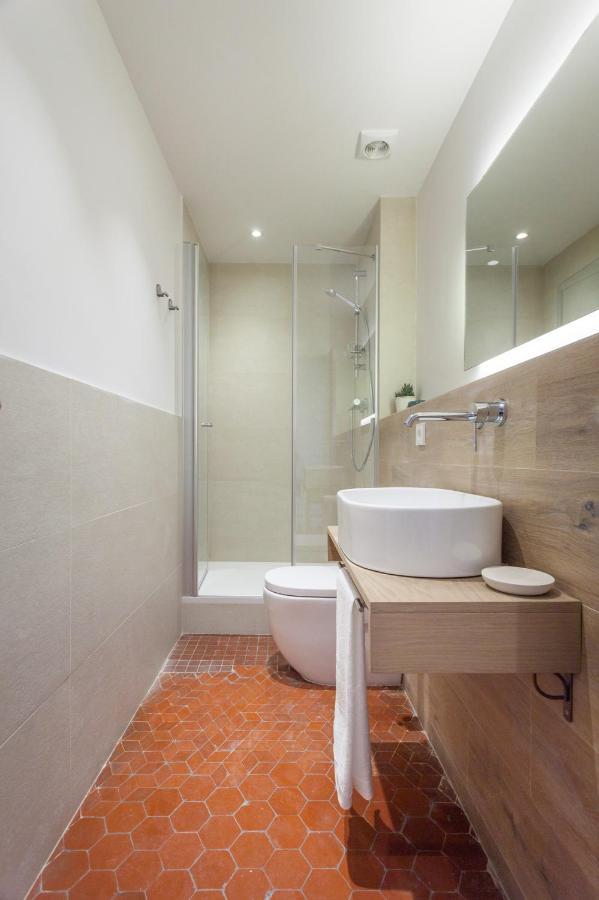 6 Dormitorios En Apartamento Modernista En El Corazon De Barcellona Esterno foto