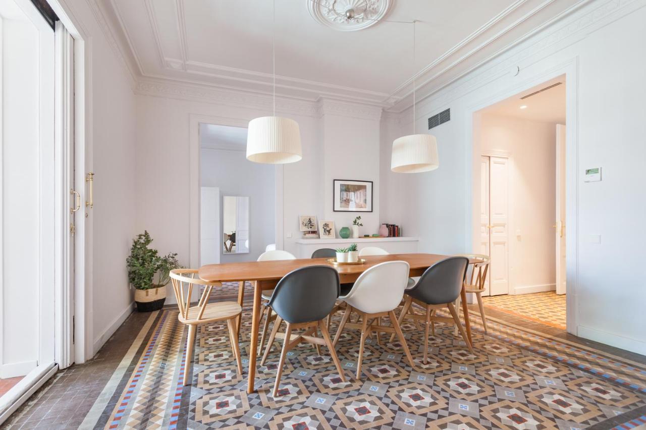 6 Dormitorios En Apartamento Modernista En El Corazon De Barcellona Esterno foto