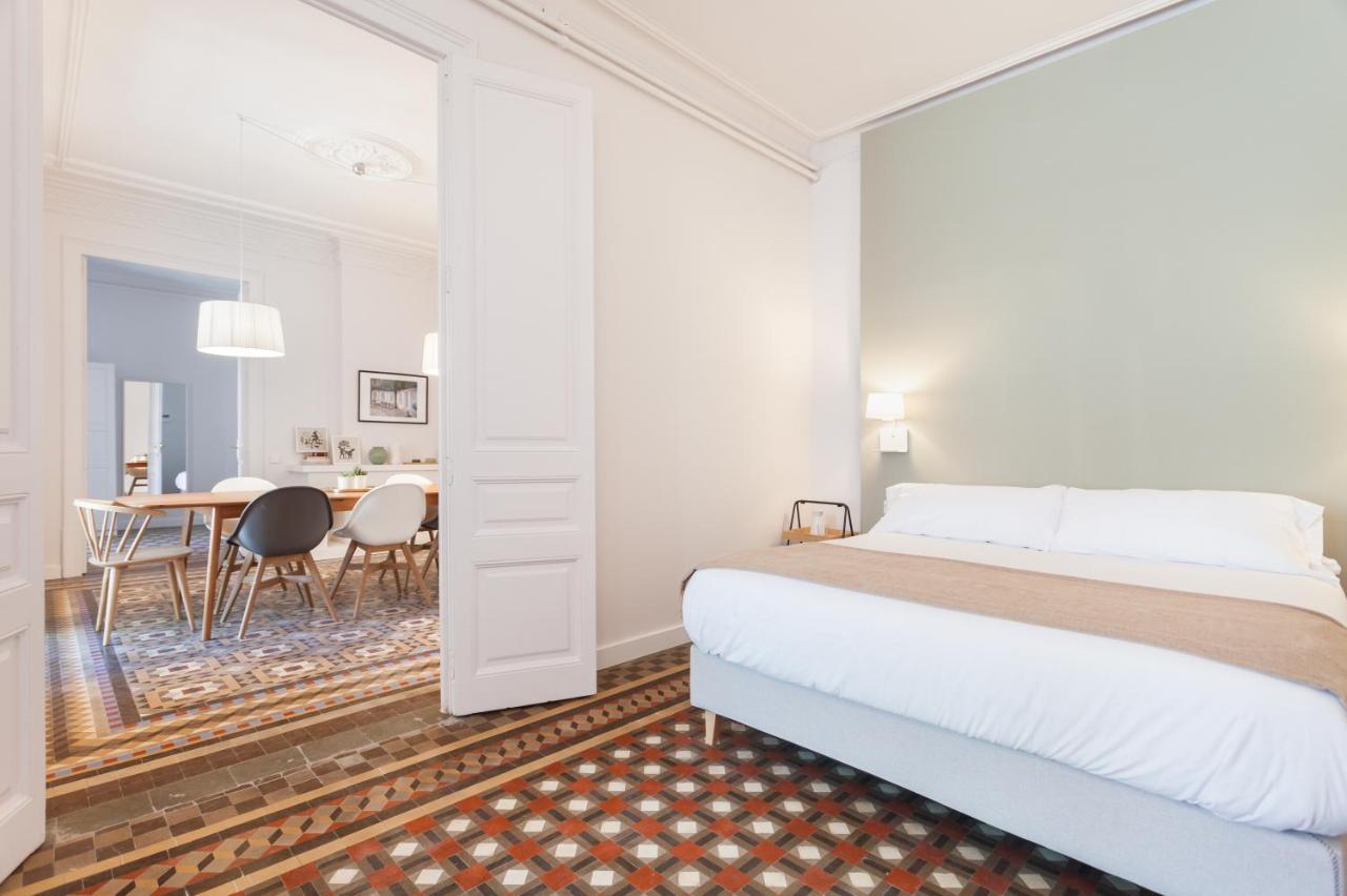 6 Dormitorios En Apartamento Modernista En El Corazon De Barcellona Esterno foto